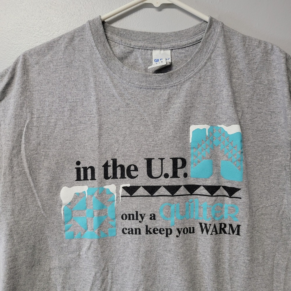 Gildan Ultra Cotton Graphic T Shirt In the U.P. Quilter Keep You Warm Grey Large - Picture 2 of 6
